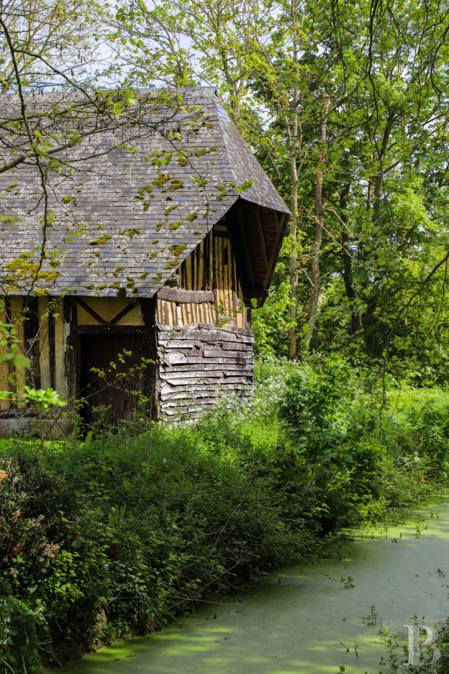 A 19th-century house bordered by a moat, in the Pays d'Auge region, in Normandy  - photo  n°3